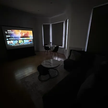 Spacious 2 Bed Flat In Лондон Экстерьер фото