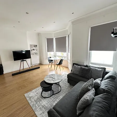 Spacious 2 Bed Flat In Лондон Экстерьер фото